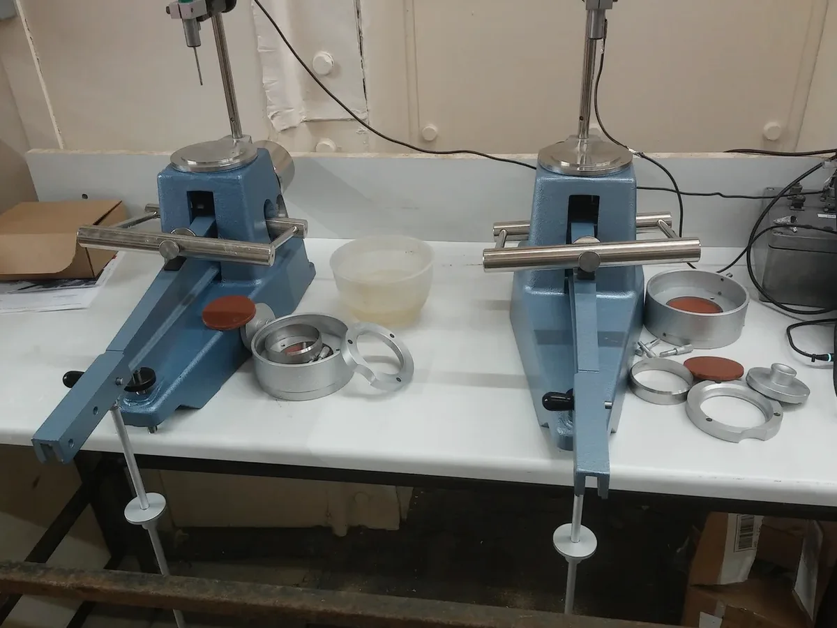 Límites de Atterberg en Maipú: Control de Plasticidad para Cimentaciones Seguras